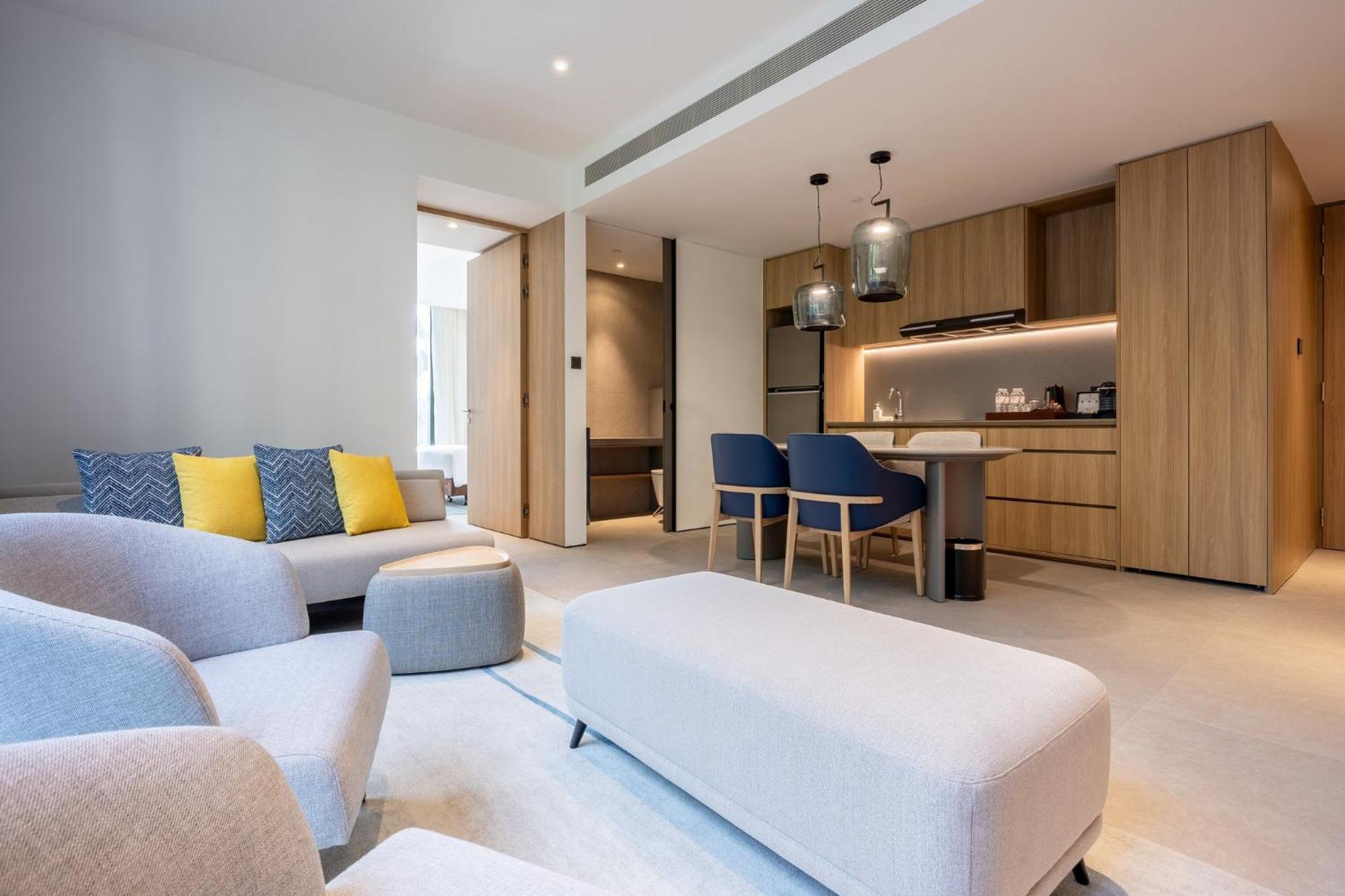 Crowne Plaza Changi Airport By Ihg Сингапур Экстерьер фото A two-bedroom apartment at The Hari
