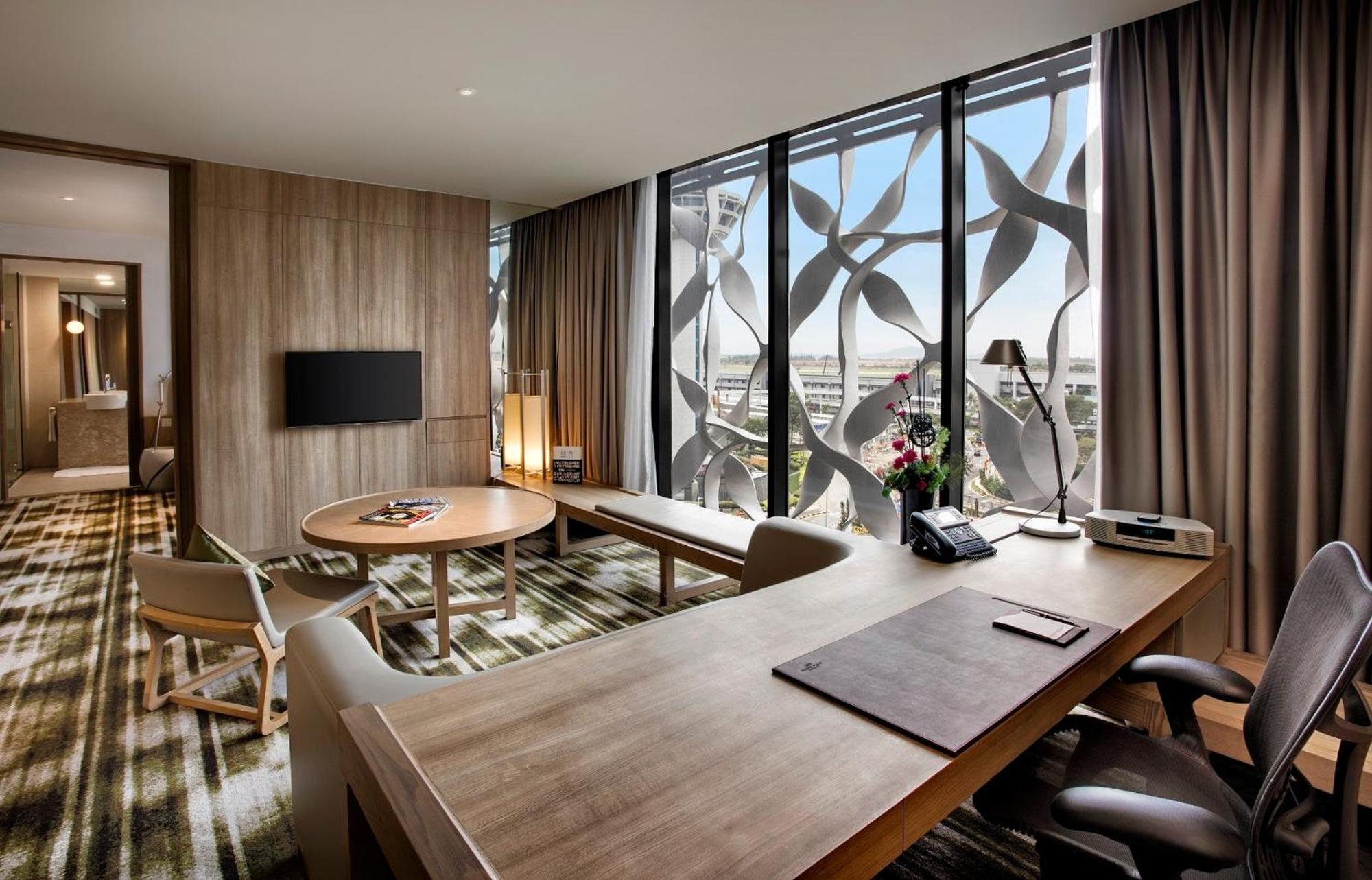 Crowne Plaza Changi Airport By Ihg Сингапур Экстерьер фото A suite at the hotel